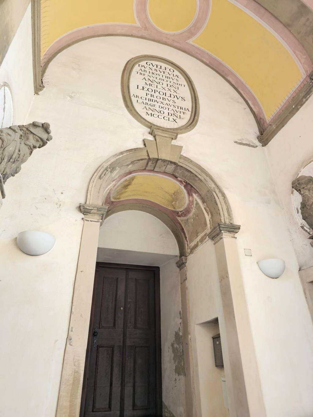 Eingangsbereich zum Rathaus und zur Stadtbibliothek / Museum Füssen